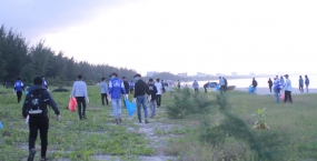 Câu lạc bộ Kỹ năng Sắc màu - Hội Sinh viên trường ra quân dọn dẹp vệ sinh môi trường bãi biển trong chiến dịch 
