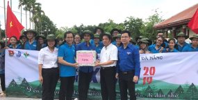 Ban Chỉ đạo Đại học Đà Nẵng thăm và tặng quà cho các tình nguyện viên tham gia Chiến dịch sinh viên tình nguyện hè năm 2019 