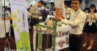 Khởi nghiệp từ... máng heo