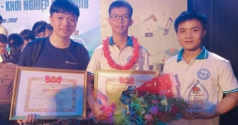 Nhóm sinh viên đón nhận Bằng khen của Ban Chấp hành Trung ương Đoàn TNCS Hồ Chí Minh về sáng tạo khoa học.