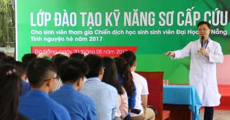 Đào tạo kỹ năng sơ cấp cứu cho tình nguyện viên tham gia chiến dịch Học sinh sinh viên Đại học Đà Nẵng tình nguyện hè năm 2017