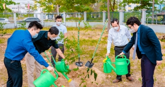 Tuổi trẻ Đại học Đà Nẵng ra quân trồng cây “Đời đời nhớ ơn Bác Hồ” chào mừng Tháng Thanh Niên-2022