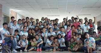 CLB Blouse Trắng – Khoa Y Dược ĐHĐN tổ chức chương trình “Trung thu cho em” tại BV Phụ Sản - Nhi Đà Nẵng