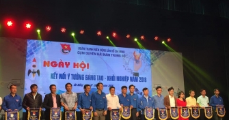 Đồng chí Đàm Minh Anh (thứ 3 từ phải sang), Phó bí thư Đoàn trường nhận cờ của BTC