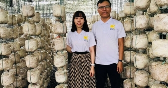 Hai bạn Thùy Dương và Tiến Danh bên mô hình nấm kinh doanh và học qua dự án.